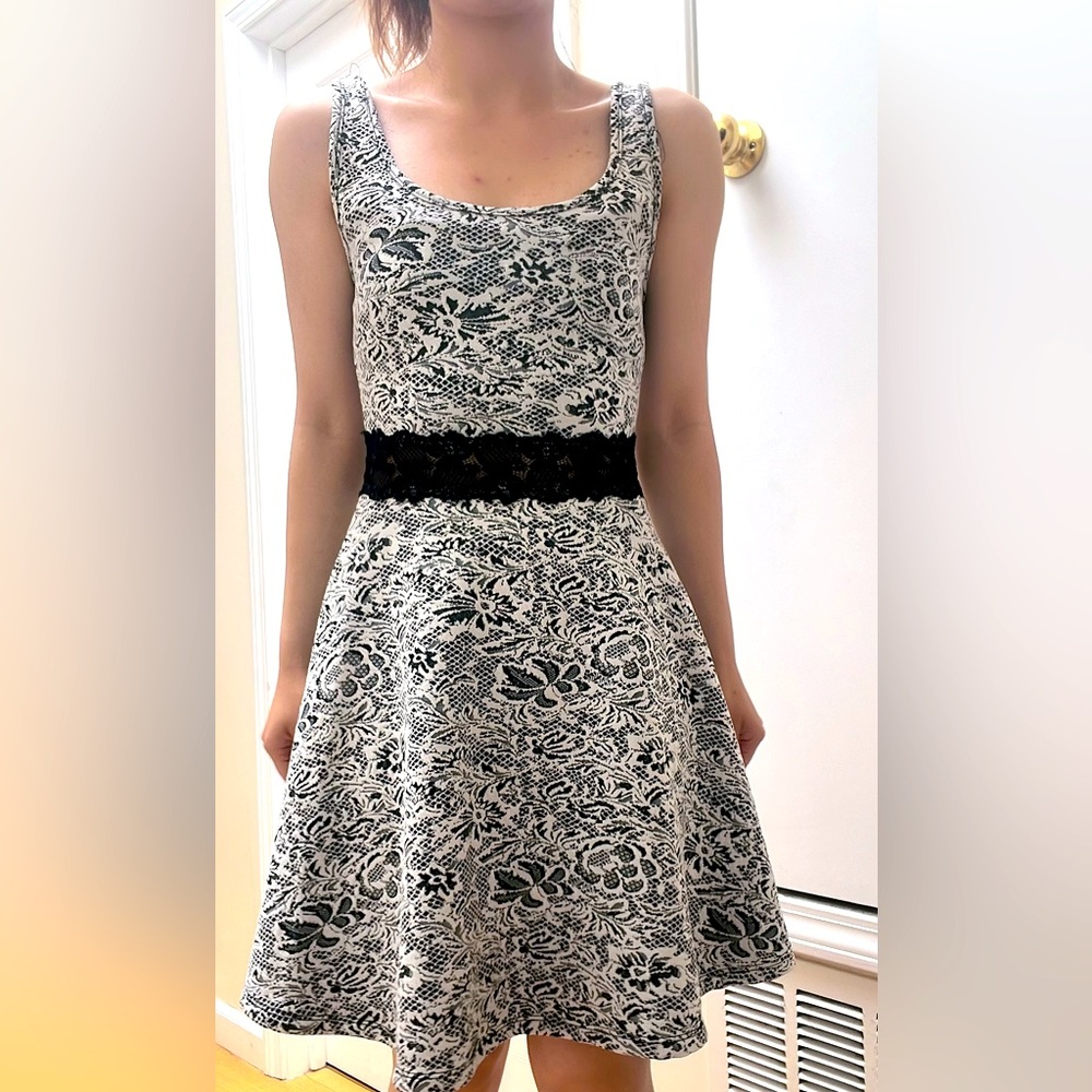 Simple white/black dress